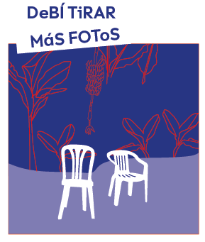 Dos sillas blancas frente a plantas tropicales y texto.