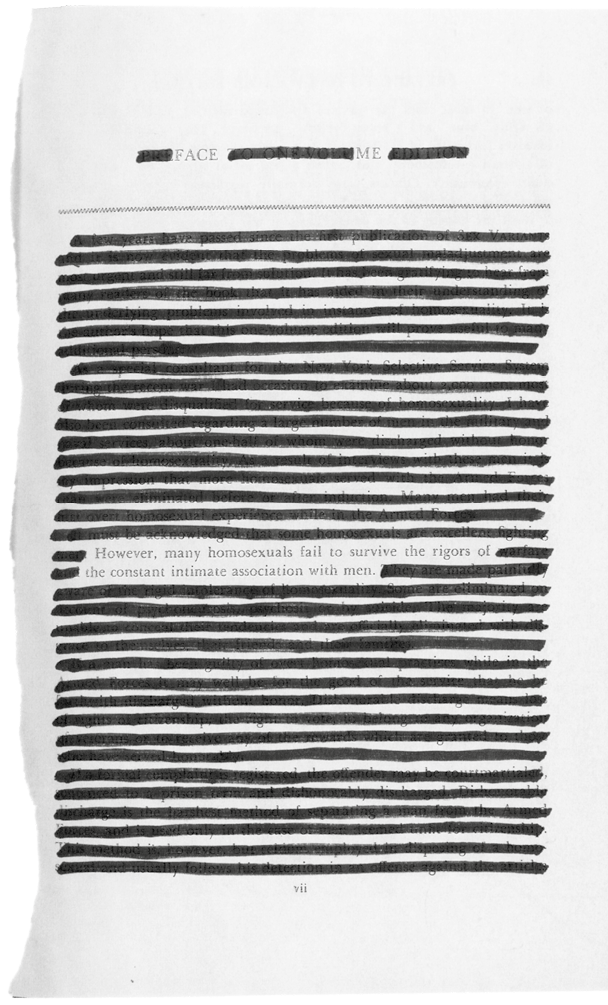 Imagen de la página de un libro con la mayor parte del texto tachado en negro