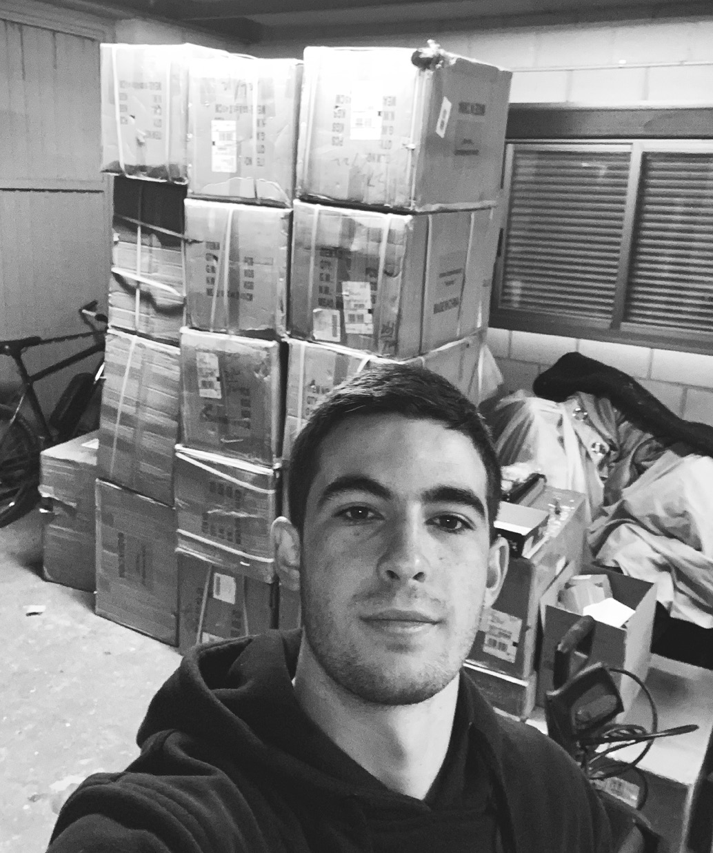Selfie de Juan Domínguez en un cuarto lleno de cajas.