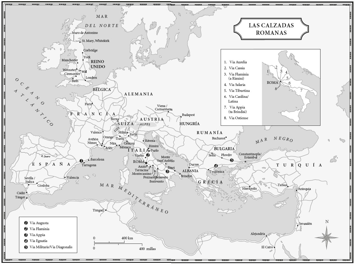 Mapa titulado LAS CALZADAS ROMANAS que representa la red de principales vías romanas en Europa occidental y el Mediterráneo sobre un mapa geográfico que abarca desde la península ibérica hasta Asia Menor y desde el norte de África hasta las islas británicas. En la parte superior derecha aparece un cartucho con el título LAS CALZADAS ROMANAS. El mapa incluye nombres de mares como OCÉANO ATLÁNTICO, MAR DEL NORTE, MAR MEDITERRÁNEO y MAR NEGRO, así como países y regiones actuales como ESPAÑA, FRANCIA, REINO UNIDO, BÉLGICA, ALEMANIA, SUIZA, AUSTRIA, HUNGRÍA, RUMANÍA, BULGARIA, GRECIA, TURQUÍA e ITALIA. Diversas ciudades aparecen señaladas con puntos y nombres, entre ellas Cádiz, Córdoba, Sevilla, Valencia, Barcelona y Tarragona en la península ibérica; París en Francia; Londres, York, Manchester, Bath, Cirencester, Wroxeter, Corbridge y St. Mary, Whitekirk en el Reino Unido; Berna en Suiza; Viena o Vindobona y Carnuntum en Austria; Budapest en Hungría; Bucarest en Rumanía; Sofía y Plovdiv en Bulgaria; Tesalónica en Grecia; Constantinopla o Estambul, Tarsus y Antioquía en Turquía; Alejandría y El Cairo en Egipto; así como varias ciudades italianas como Milán, Pavía, Génova, Rávena, Rímini, Bari, Brindisi, Benevento, Pozzuoli, Montecassino, Terracina, Anzio, Vibo, Roma y Monte Sant’Angelo. Varias líneas marcan las rutas de las principales calzadas romanas que conectan estas ciudades y convergen en Roma. Cinco rutas principales aparecen numeradas en el mapa general mediante círculos: 1 Via Augusta, que recorre la costa mediterránea de la península ibérica desde Cádiz hasta Tarragona y continúa hacia el noreste; 2 Via Flaminia, que conecta Roma con la zona de Rímini; 3 Via Appia, que se dirige desde Roma hacia el sur de Italia pasando por Benevento y Bari hasta Brindisi; 4 Via Egnatia, que continúa desde la costa adriática a través de Tesalónica hacia Constantinopla; y 5 Via Militaris o Via Diagonalis, que atraviesa la región balcánica hacia el este. En la parte superior derecha se incluye un recuadro con un mapa ampliado de la península itálica centrado en ROMA que enumera ocho vías principales: 1 Via Aurelia, 2 Via Cassia, 3 Via Flaminia a Rímini, 4 Via Salaria, 5 Via Tiburtina, 6 Via Casilina o Latina, 7 Via Appia hacia Brindisi y 8 Via Ostiense. En la esquina inferior izquierda aparece otro recuadro con la leyenda de las rutas numeradas: 1 Via Augusta, 2 Via Flaminia, 3 Via Appia, 4 Via Egnatia y 5 Via Militaris o Via Diagonalis. En la parte inferior central se incluye una escala gráfica con dos unidades de distancia marcadas como 0–400 km y 0–400 millas. En la esquina inferior derecha aparece una rosa de los vientos que indica la orientación norte. El mapa está rodeado por un marco decorativo doble que delimita el área cartográfica.
