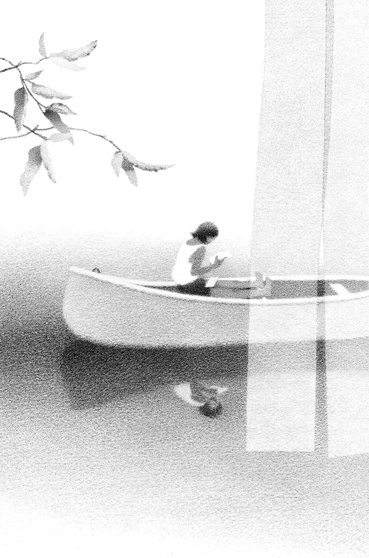 Una persona está sentada en una pequeña embarcación, leyendo una carta en un cuerpo de agua tranquilo. La escena está ambientada en un entorno sereno con un árbol cercano del que solo aparecen unas pocas ramas y una cortina translucida en la parte derecha de la imagen hecha en carboncillo .