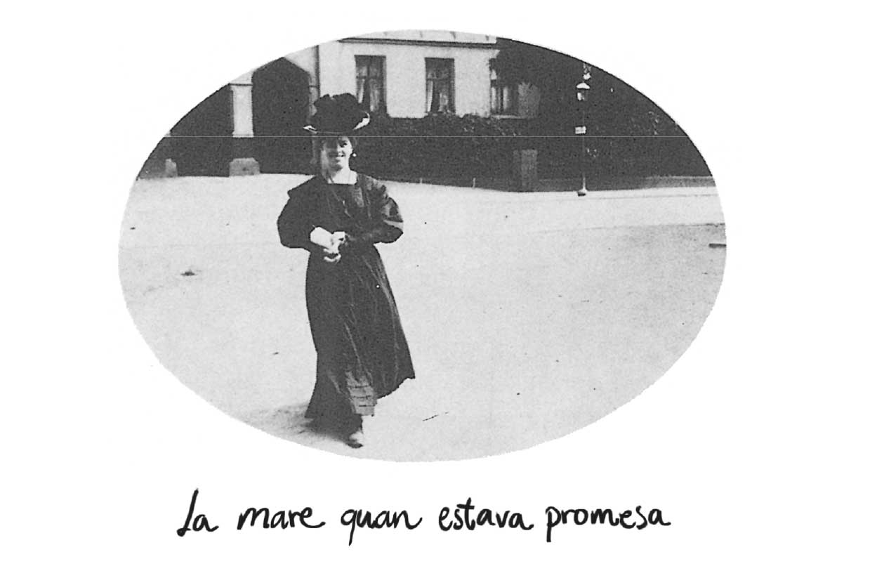 Fotografia d’una dona amb un vestit negre enmig del carrer somrient. A sota hi posa «La mare quan estava promesa».