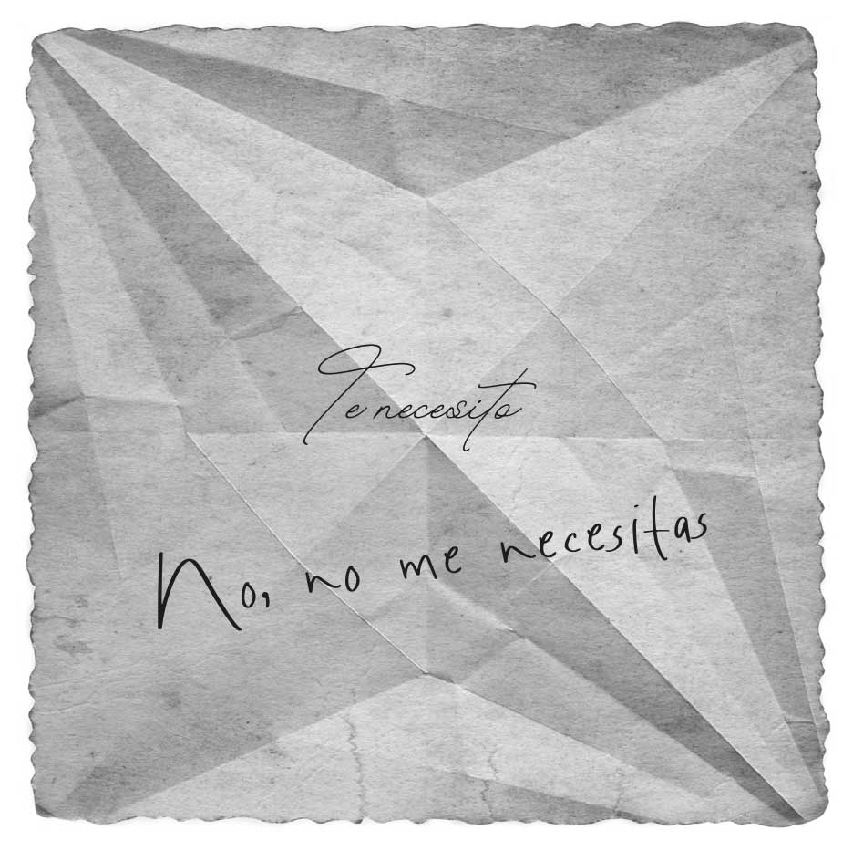 Papel muy arrugado y con los pliegues que forman la alondra con la frase Te necesito escrita y la respuesta No, no me necesitas en otra letra mucho más simple.