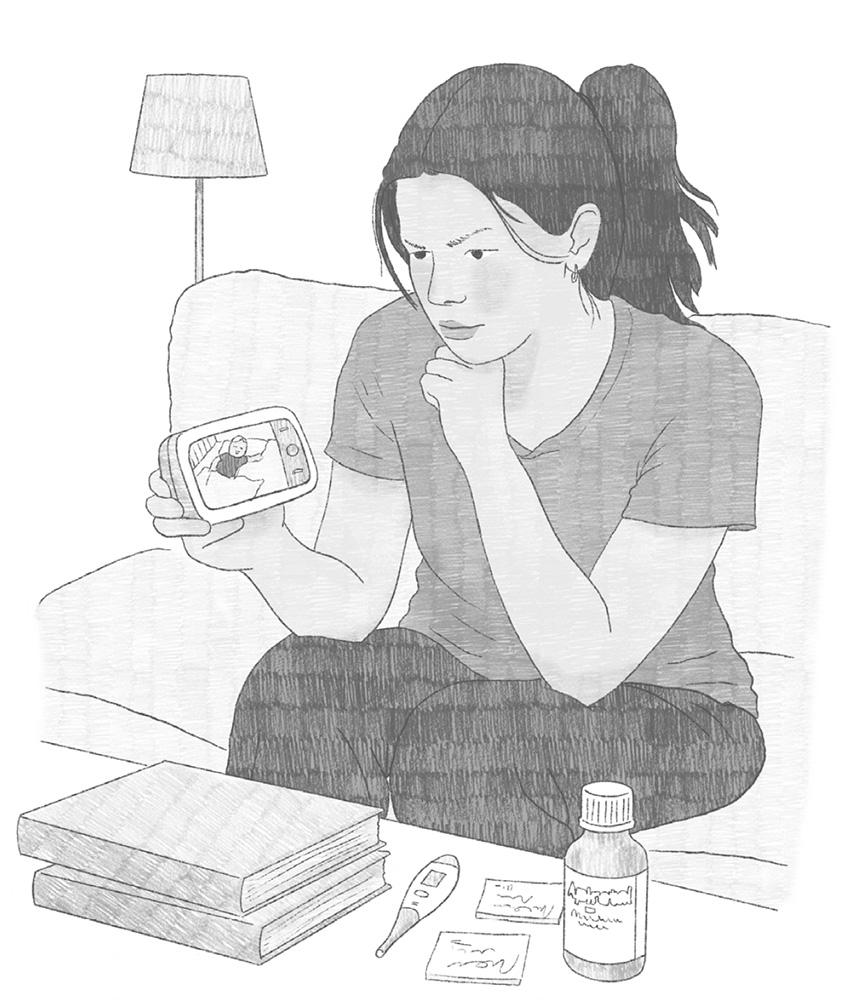Ilustración de una persona sentada en un sofá mientras mira con gesto de concentración el monitor del bebé, que está tumbado en su cuna. En la mesita d'enfrente al sofá tiene dos libros apilados, un termómetro, un par de notas y un frasco de pastillas.