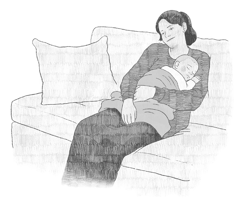 Ilustración de una persona sentada en el sofá mientras arropa con una mantita a su bebé que duerme.