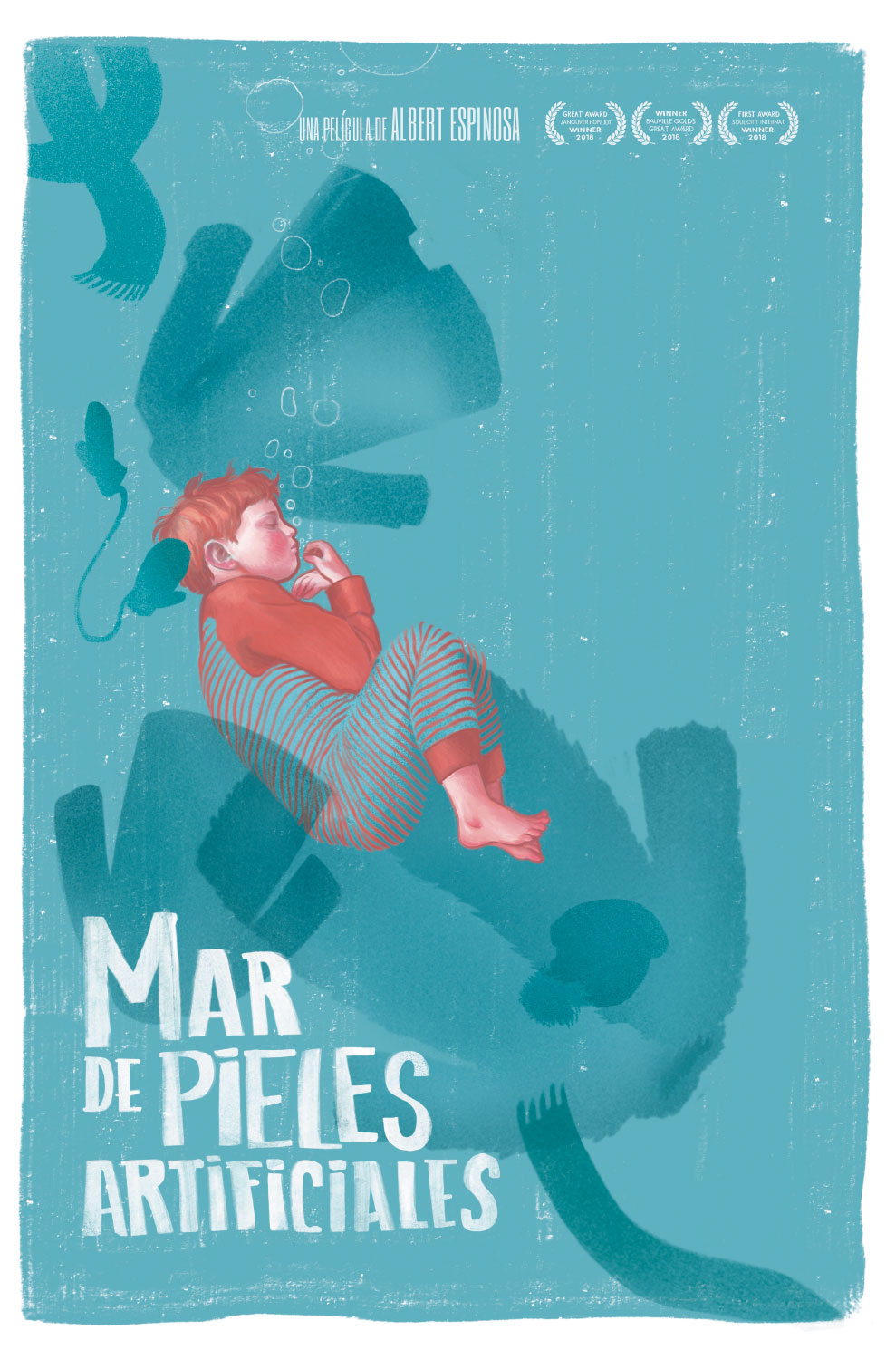 Mar de pieles artificiales. Ilustración que imita un cartel de una película con la ilustración de un niño con el pelo y un pijama rojo durmiendo bajo el agua. En el fondo flotan chaquetas, bufandas y Guantes. En la parte de arriba hay el texto Una película de Albert Espinosa y distintos premios.