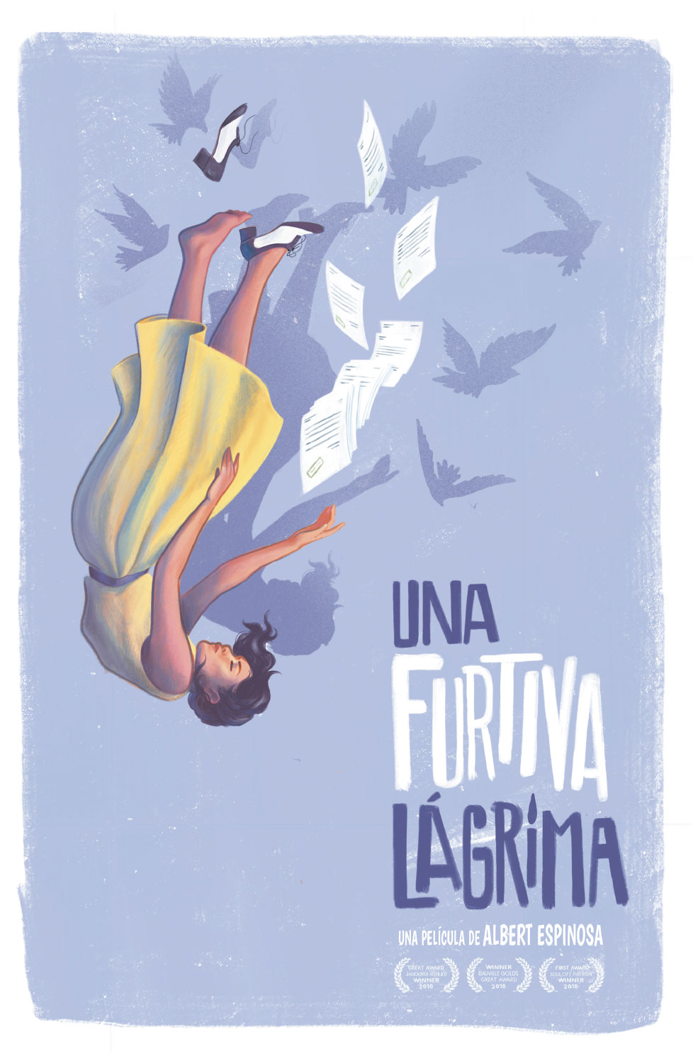 Una lágrima furtiva. Ilustración de una chica vestida con un vestido Amarillo cayendo con los ojos cerrados. Sujetaba un fajo de papeles que ahora caen a su lado y ha perdido un zapato, que también está cayendo. Destaca la sombra de la ilustración, en la que los papeles se han convertido en pájaros. En la parte de arriba hay el texto Una película de Albert Espinosa y distintos premios.
