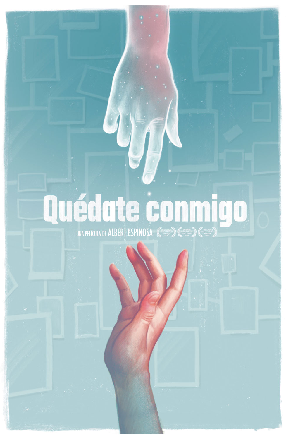 Quédate conmigo. Ilustración de una mano humano intentando alcanzar a otra mano más etérea que está en la parte de arriba de la ilustración. Esta Segunda mano es casi transparente y tiene varios puntitos de luz. En el fondo hay fotografías de distintos tamaños pero sin ninguna imagen en su interior. En la parte de arriba hay el texto Una película de Albert Espinosa y distintos premios.