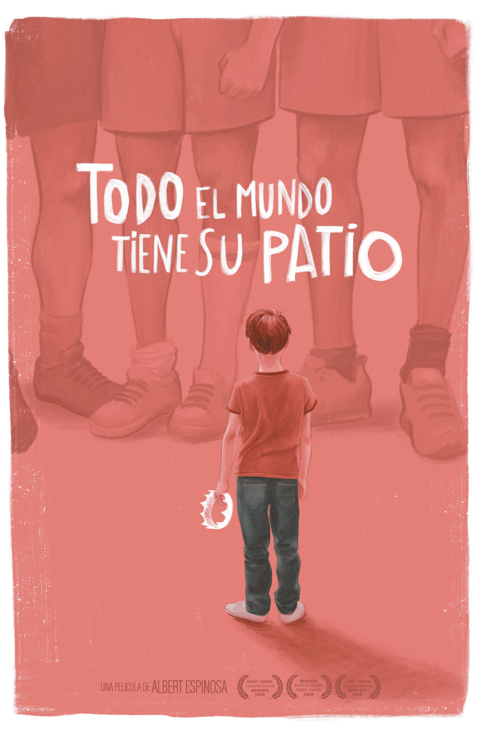Todo el mundo tiene su patio. Ilustración de un chico con una camiseta roja y que agarra en la mano una corona. En comparación a sus compañeros, de los que solo se muestran las piernas, el niño es minúsculo. En la parte de abajo hay el texto Una película de Albert Espinosa y distintos premios.
