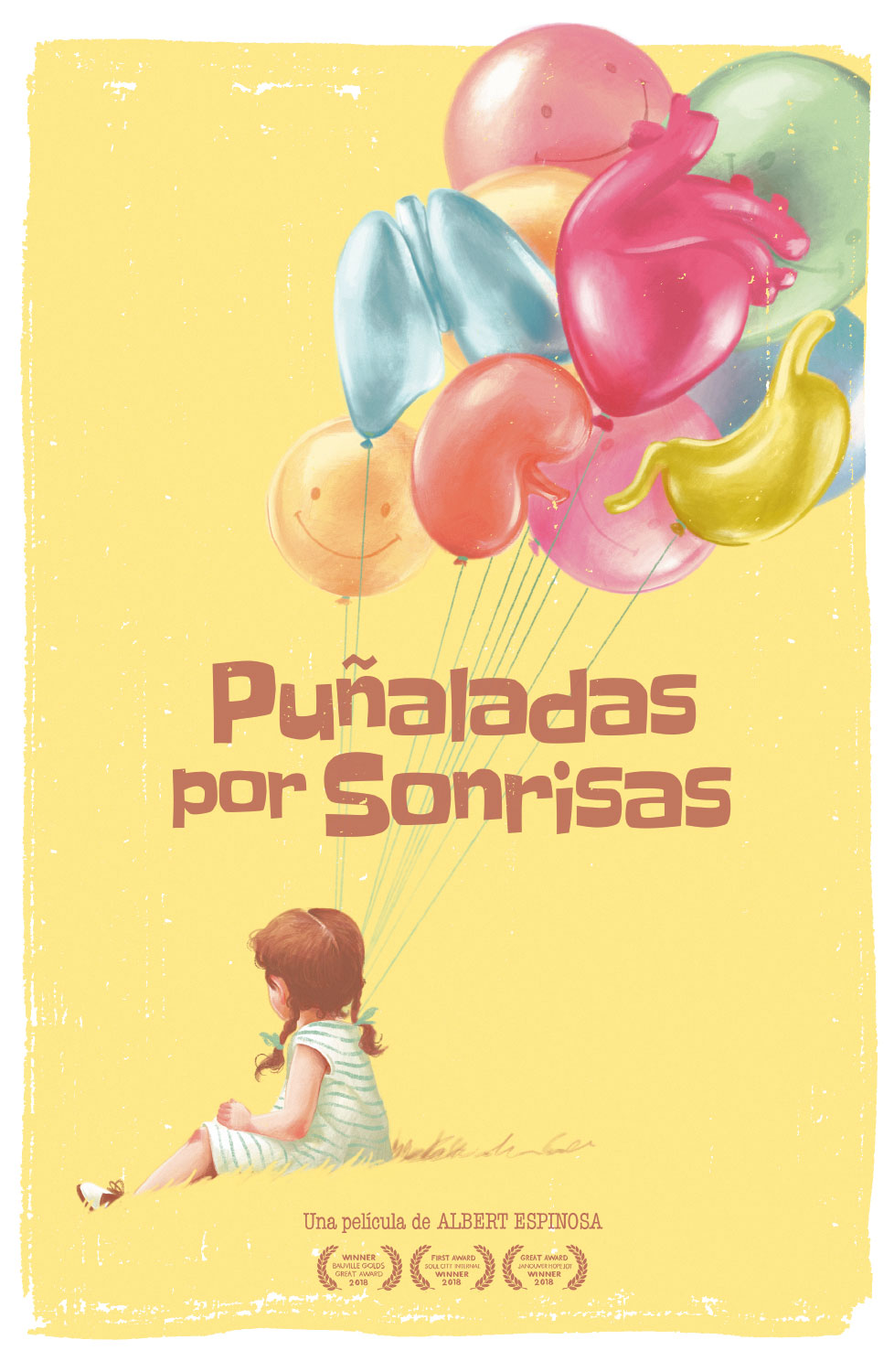 Puñaladas por sonrisas. Ilustración de una niña pequeña sentada en un campo con dos trenzas y un vestido de rayas. Sujeta muchos globos de distintos colores y formas. En la parte de abajo hay el texto Una película de Albert Espinosa y distintos premios.