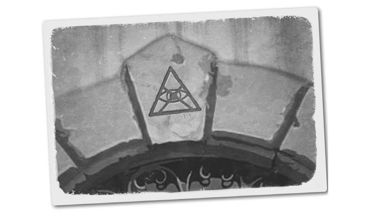 Ilustración de la parte superior del arco de piedra de una puerta en la que hay un grabado de un triángulo con un ojo en su interior.