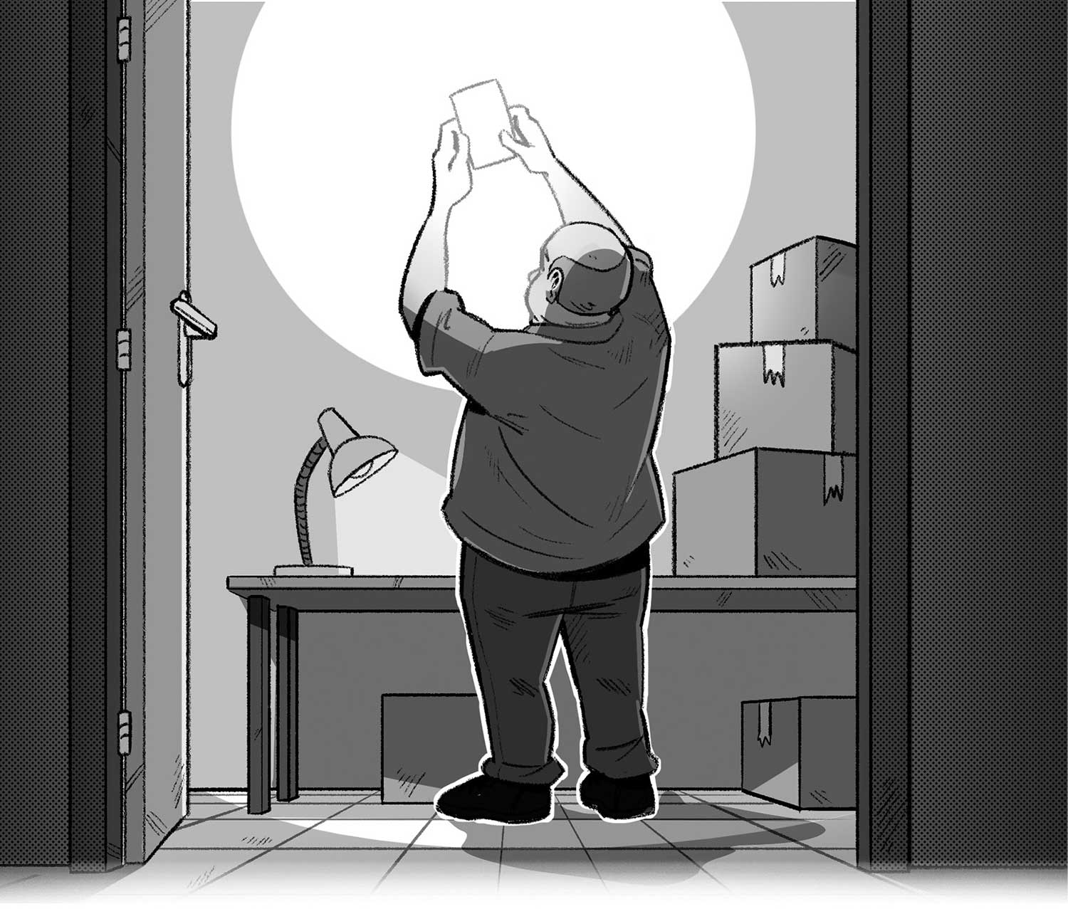 Ilustración de un hombre de mediana edad en una estancia en la que hay una mesa de escritorio y varias cajas apiladas. Está de espaldas a la puerta mirando un papel a contraluz.