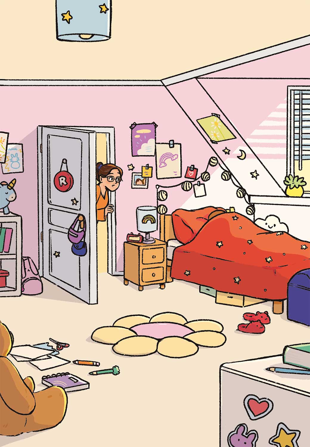 Ilustración de una habitación infantil en la que hay una cama, estanterías con libros, una alfombra con forma de flor, juguetes, dibujos y luces decorando las paredes. Por la puerta se asoma una mujer con gafas que mira en dirección a la cama donde alguien está durmiendo.