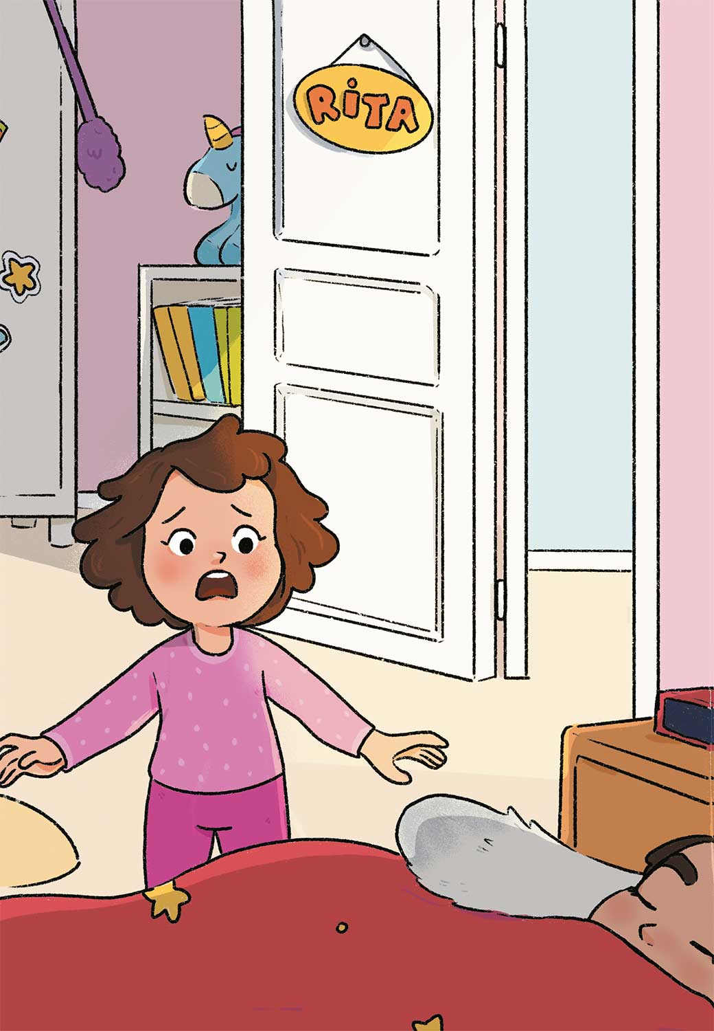 Ilustración de una niña pequeña con los ojos muy abiertos y las manos extendidas ante una cama en la que hay una niña con una cola blanca al lado de la cara. En la puerta hay un cartel que pone «RITA».