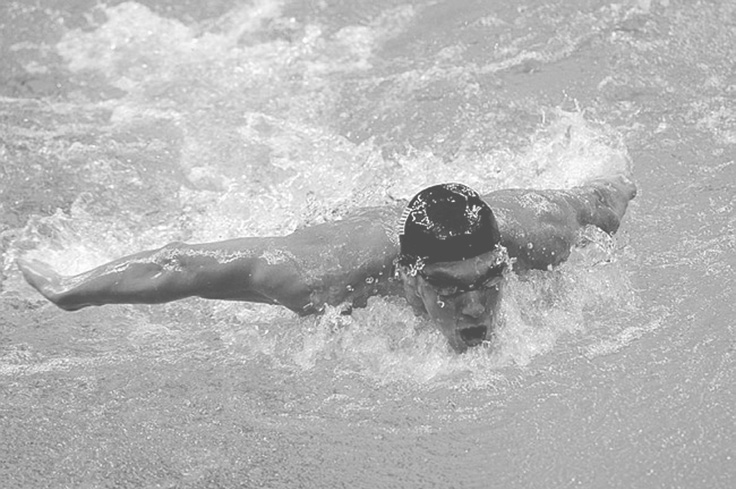 Michael Phelps durante una prueba de natación en estilo mariposa