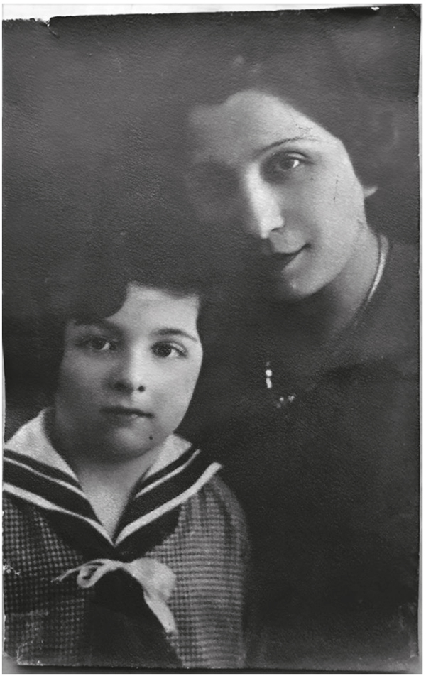 Ruth con su madre a principios de los años treinta.